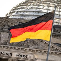 Die Deutsche Flagge weht vor dem Reichstagsgebäude.