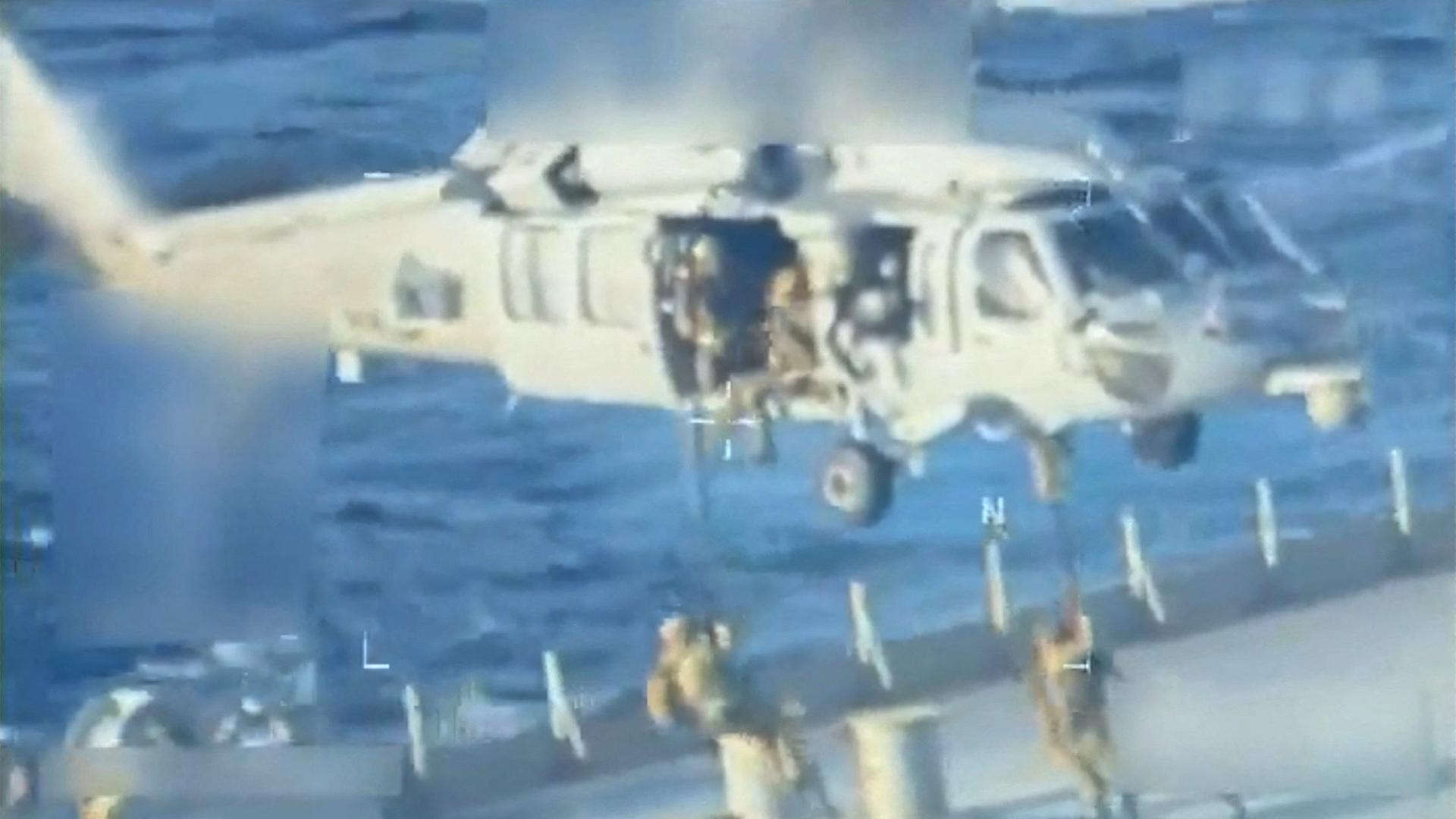 US-Streitkräfte seilen sich während einer Razzia von einem Hubschrauber auf einen Öltanker ab. |  U.S. Attorney General via REUTERS