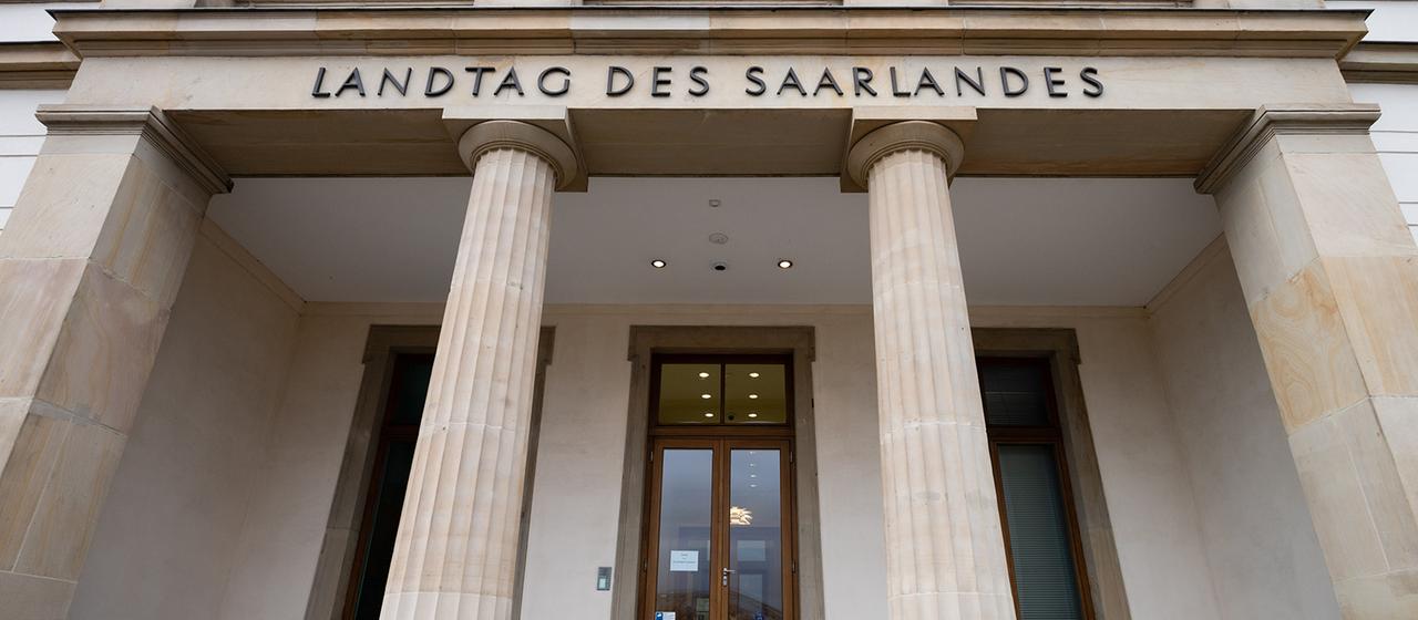 Der Eingang zum Landtags des Saarlandes
