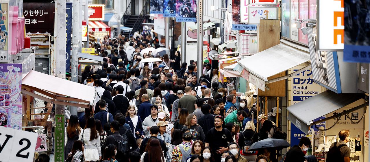 Belebte Einkaufsstraße in Tokio