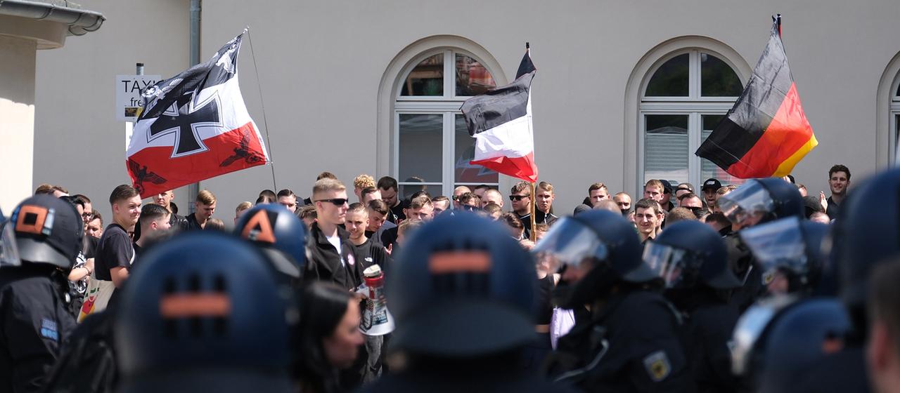 Teilnehmer einer rechten Demonstration werden am Bahnhof Bautzen von Polizisten begleitet (Archivbild vom 10.08.2024).