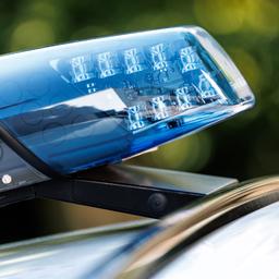 Das Blaulicht ist auf dem Dach von einem Einsatzfahrzeug der Polizei zu sehen.