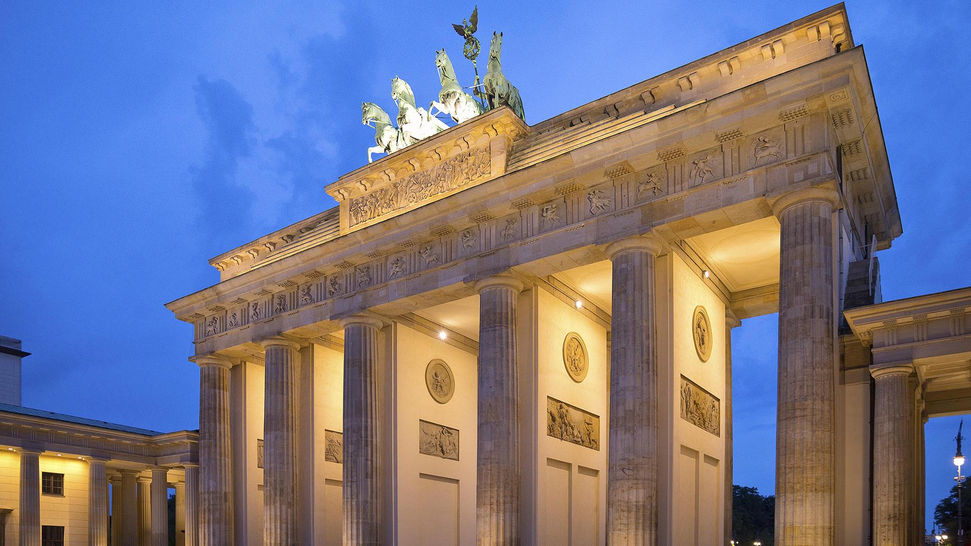Berlin-Mitte: Brandenburger Tor bekommt neue Fassadenbeleuchtung