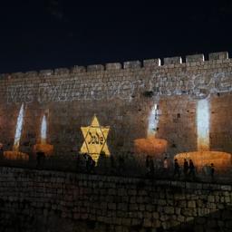 Ein gelber Davidstern mit der Aufschrift "Jude", ähnlich dem, den Juden in Nazi-Deutschland tragen mussten, wird auf die Mauern der Jerusalemer Altstadt projiziert.