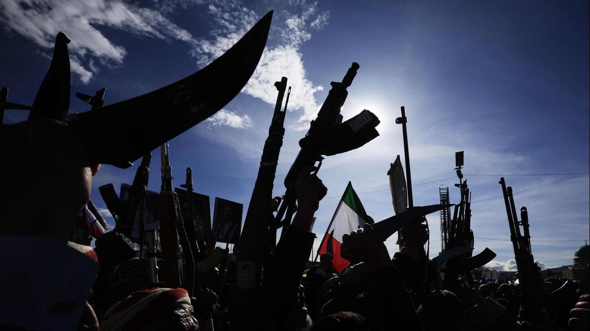 Huthi-Anh�nger rufen Parolen und heben w�hrend einer Kundgebung zur Solidarisierung mit Iran in Sanaa, Jemen, ihre Waffen. | EPA