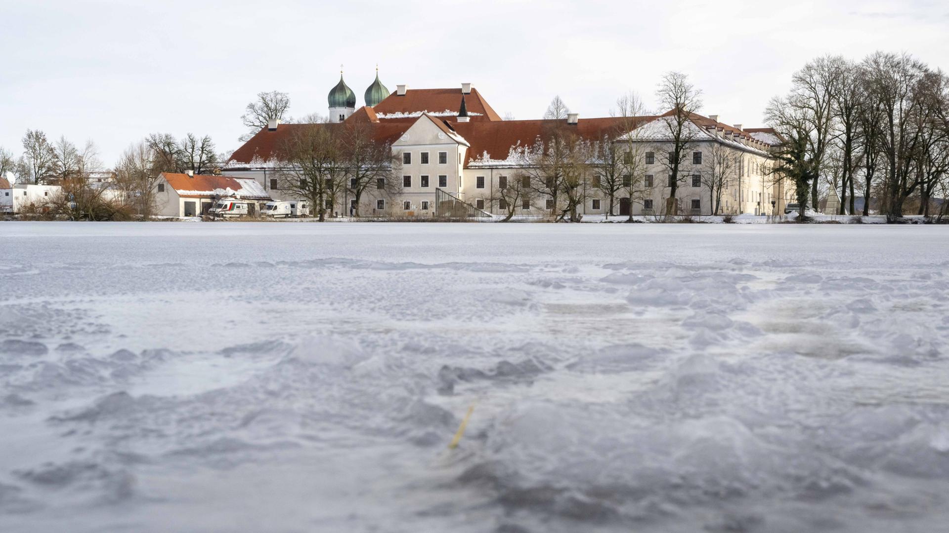 Schnee liegt vor dem Kloster Seeon | dpa