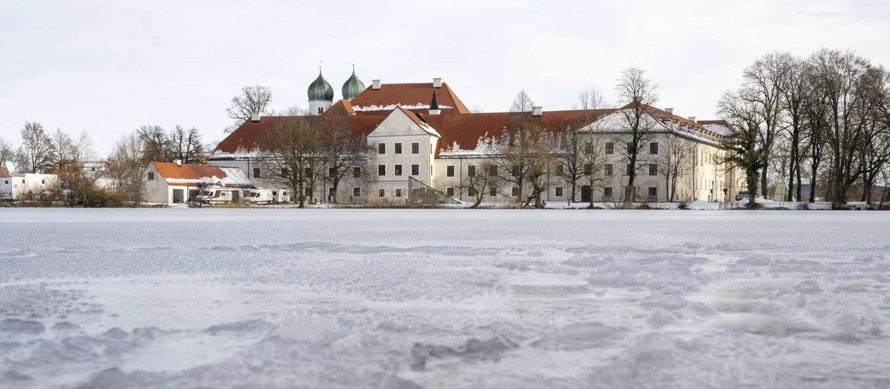 Schnee liegt vor dem Kloster Seeon