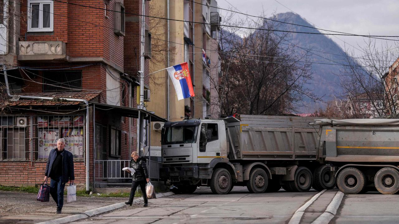 Spannungen im Kosovo: Serbien will Straßenblockaden abbauen | tagesschau.de