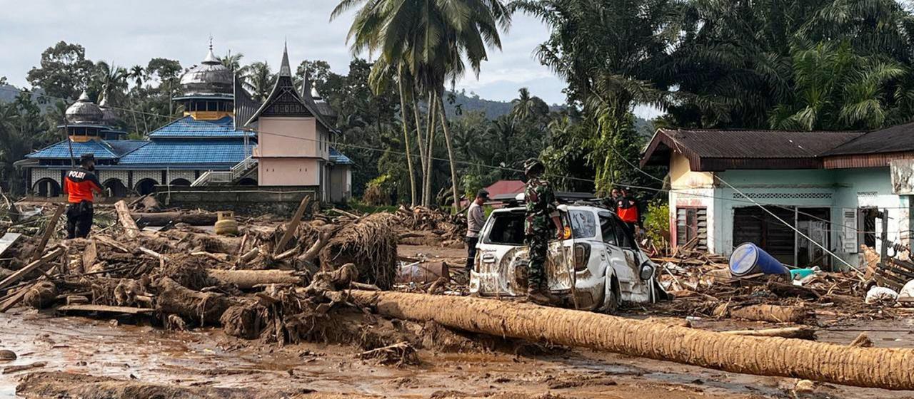 Hilfskräfte suchen nach einem Sturm nach Opfern in Agam im Westen der indonesischen Insel Sumatra.