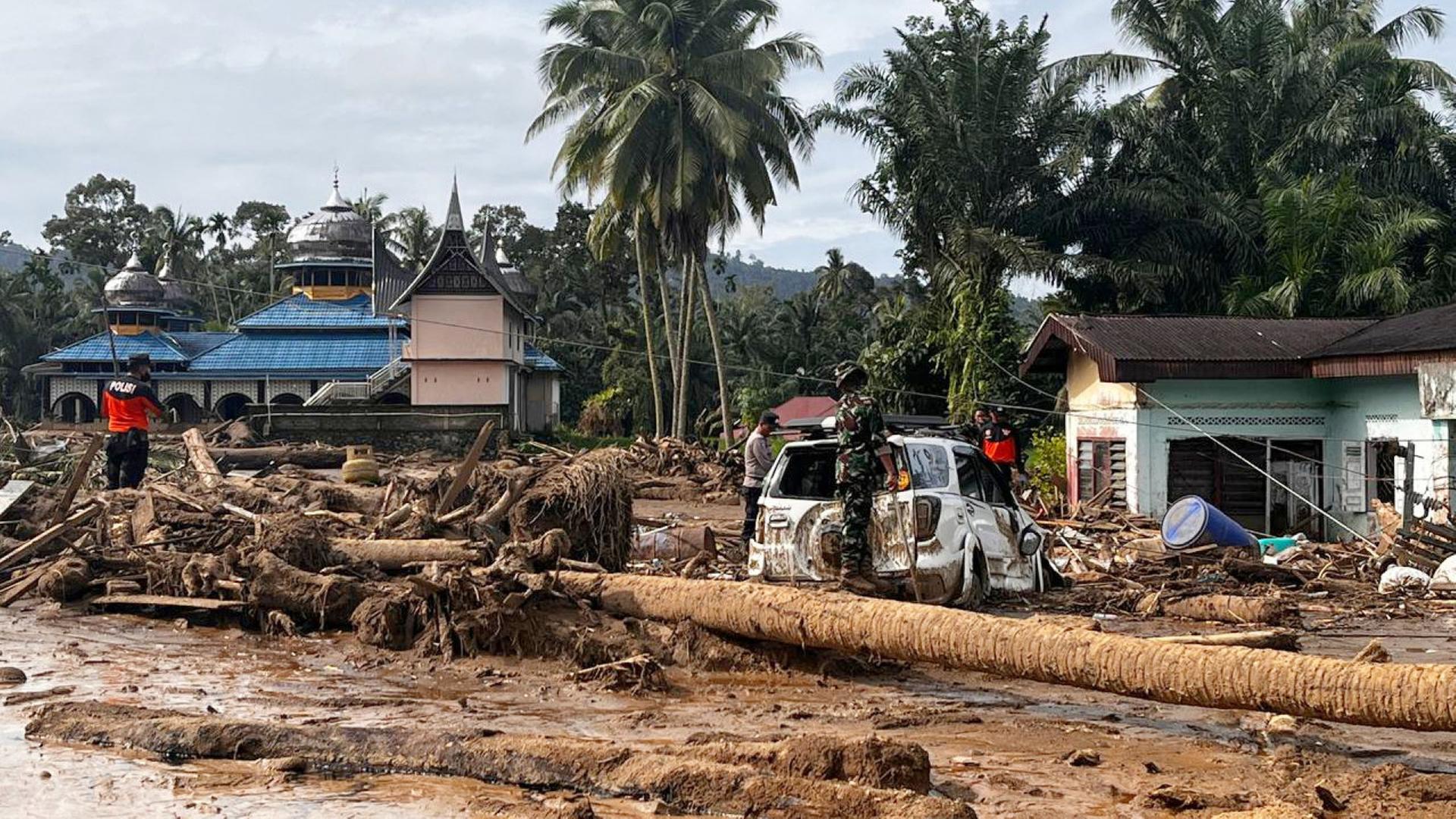 Hilfskräfte suchen nach einem Sturm nach Opfern in Agam im Westen der indonesischen Insel Sumatra. | AP