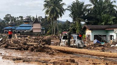 Hilfskräfte suchen nach einem Sturm nach Opfern in Agam im Westen der indonesischen Insel Sumatra.