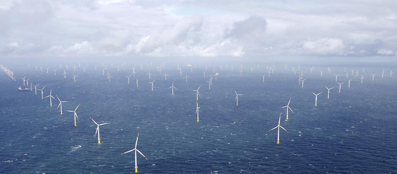 Blick auf den Offshore-Windpark "Amrumbank West" in der Nordsee nahe der Insel Amrum