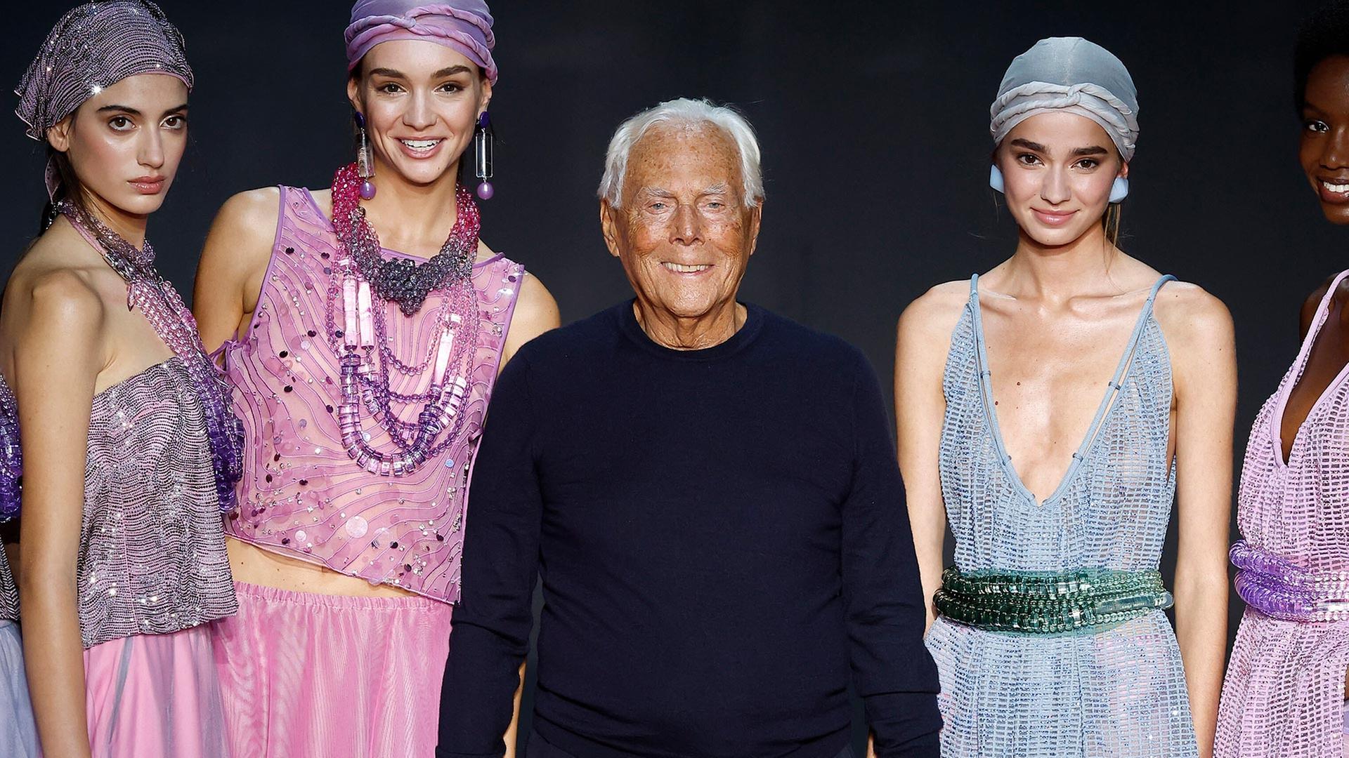 Giorgio Armanit zwischen Models die seine Sommermode 2024 tragen. | picture alliance / Photoshot