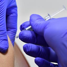 Eine Patientin lässt sich in einer Polyklinik gegen Grippe impfen.