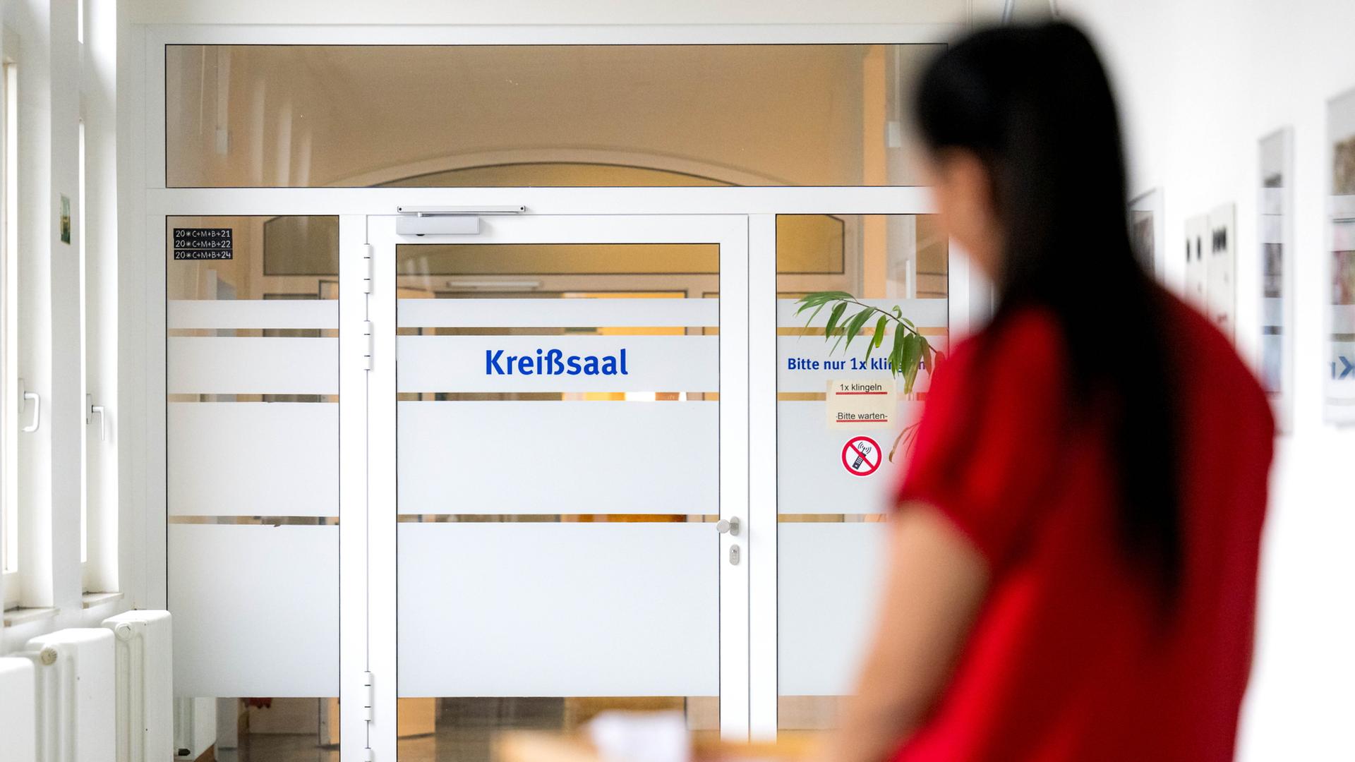 Eine Hebamme schiebt ein SÃ¤uglingsbett zum KreiÃsaal. | dpa