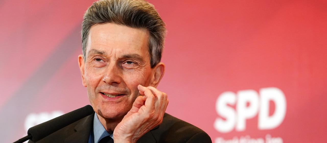 Rolf Mützenich hebt während einer Rede die Hand auf Gesichtshöhe.