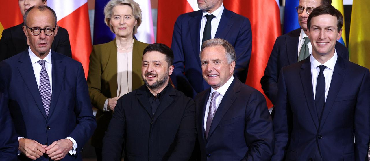Bundeskanzler Friedrich Merz (l-r, CDU), EU-Kommissionspräsidentin Ursula von der Leyen, der ukrainische Präsident Wolodymyr Selenskyj, der US-Sondergesandte Steve Witkoff und Jared Kushner stehen für ein Gruppenbild zusammen.