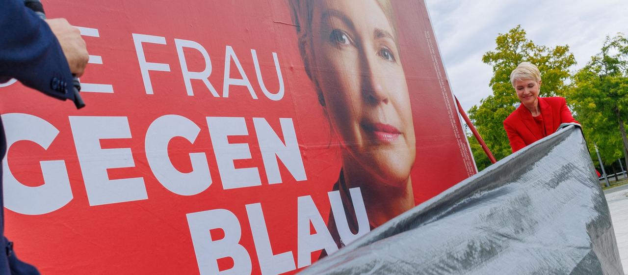 Schwesig bei der Enthüllung des Wahlplakats mit dem Slogan "Die Frau gegen Blau"