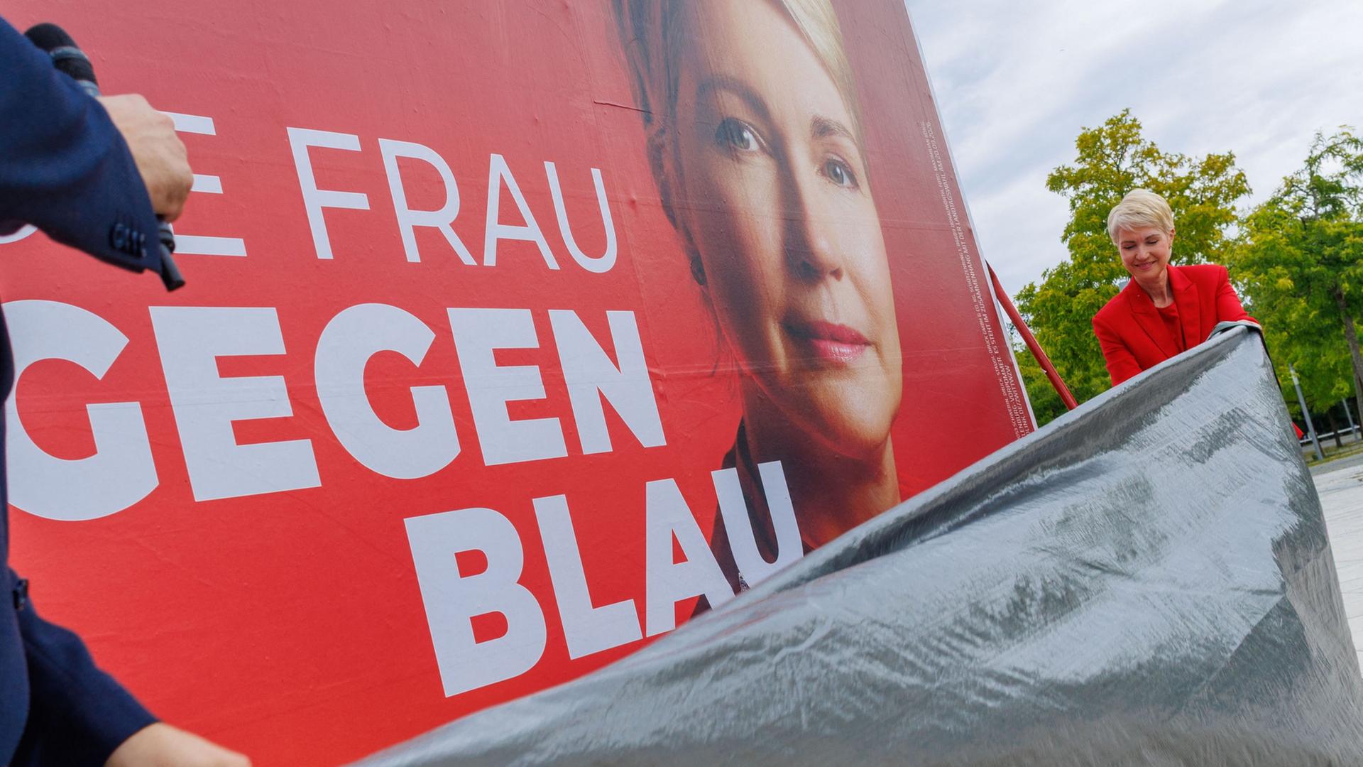 Schwesig bei der Enthüllung des Wahlplakats mit dem Slogan 