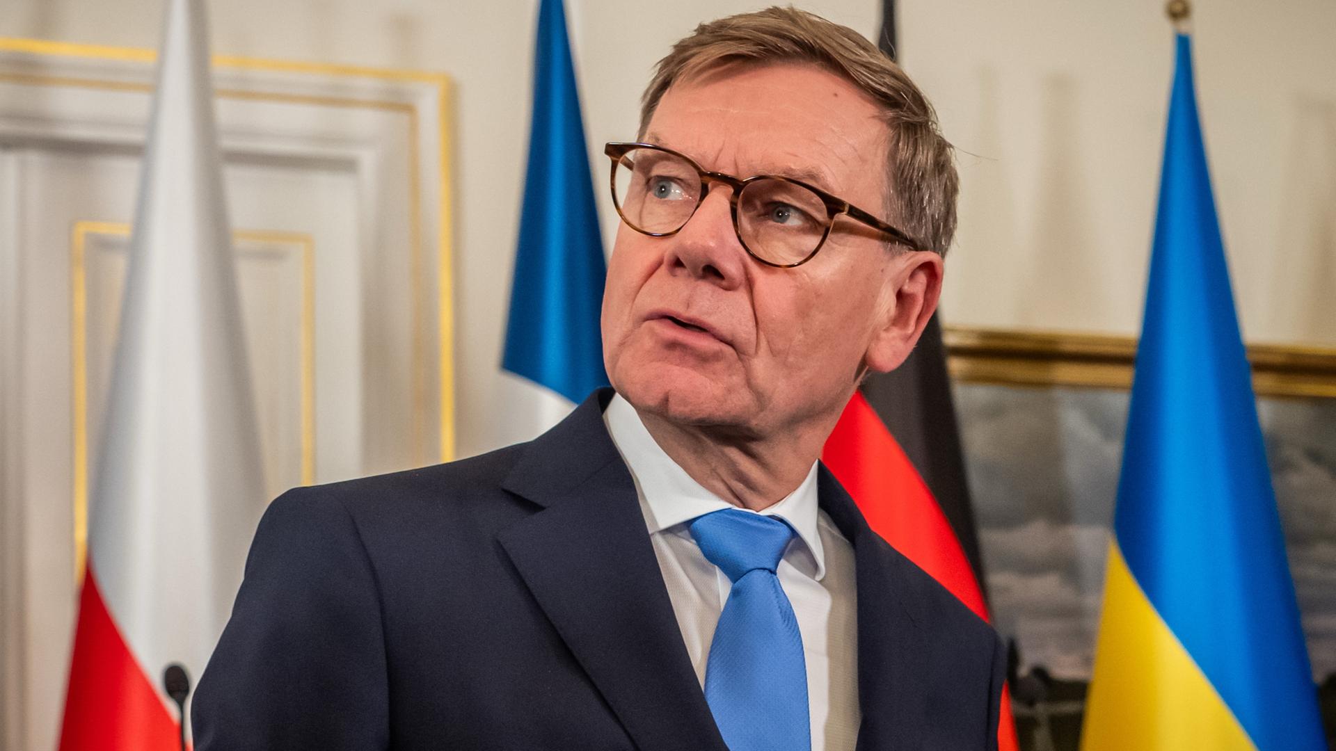 Johann Wadephul geht nach einer Pressekonferenz im Rahmen des Treffens im Format des Weimarer Dreiecks. | dpa