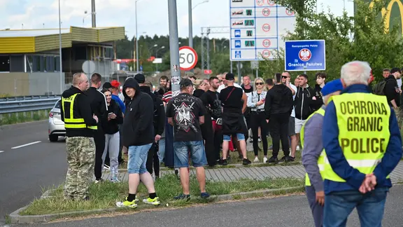Eine selbstorganisierte Zivilpatrouille befindet sich an der polnisch-deutschen Grenze in Lubieszyn (Polen). | EPA Eine selbstorganisierte Zivilpatrouille befindet sich an der polnisch-deutschen Grenze in Lubieszyn (Polen).