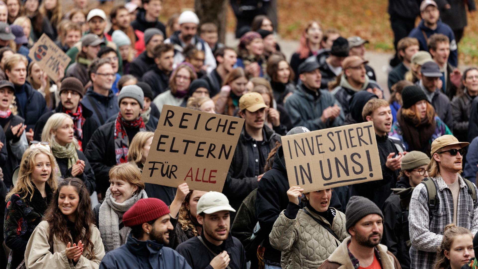 Menschen beteiligen sich in MÃ¼nster an einem Protest der Bewegung 