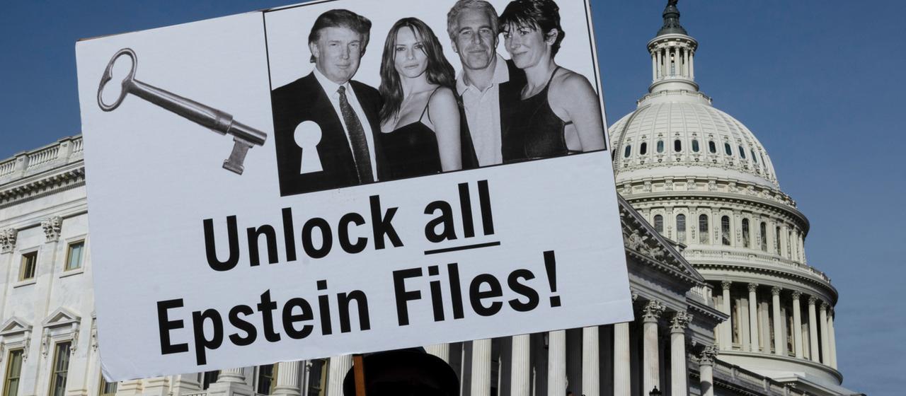 Demonstranten halten Schilder während einer Pressekonferenz zum Epstein Files Transparency Act vor dem US-Kapitol hoch