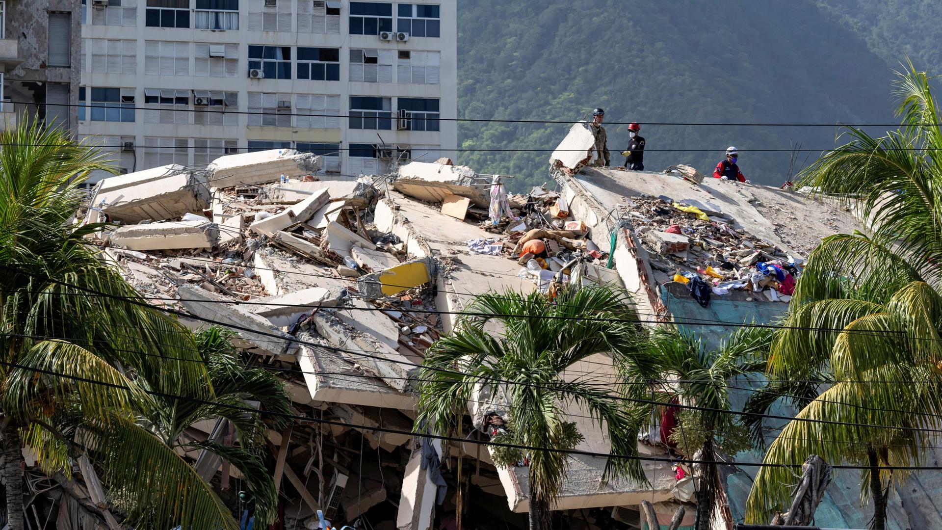 Rettungskräfte auf den Trümmern eines eingestürzten Gebäudes im venezolanischen Caraballeda. | via REUTERS