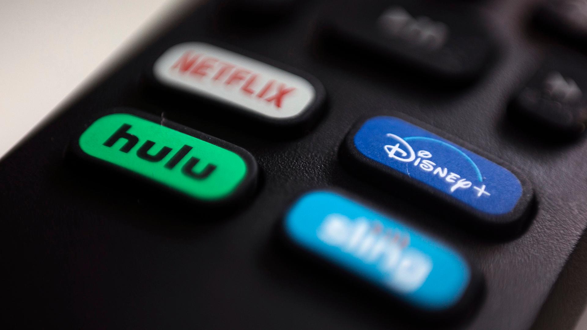 Tasten der Streaming-Anbieter Netflix, Disney+ und Hulu auf einer Fernbedienung.