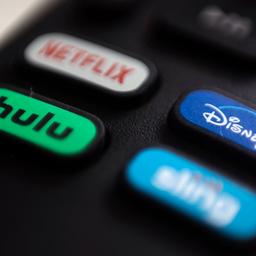 Tasten der Streaming-Anbieter Netflix,  Disney+ und Hulu auf einer Fernbedienung.