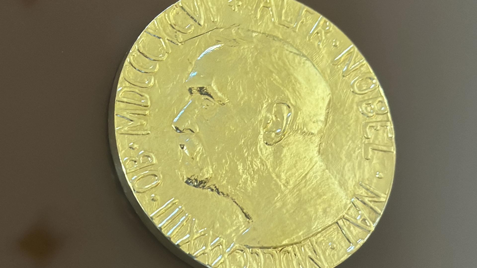 Ein Duplikat einer Nobelmedaille. | dpa