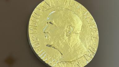 Ein Duplikat einer Friedensnobelpreis-Medaille.