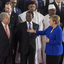 Bundeskanzlerin Merkel spricht beim Gruppenfoto zum Gipfelbeginn mit EU-Kommissionspräsident Juncker.