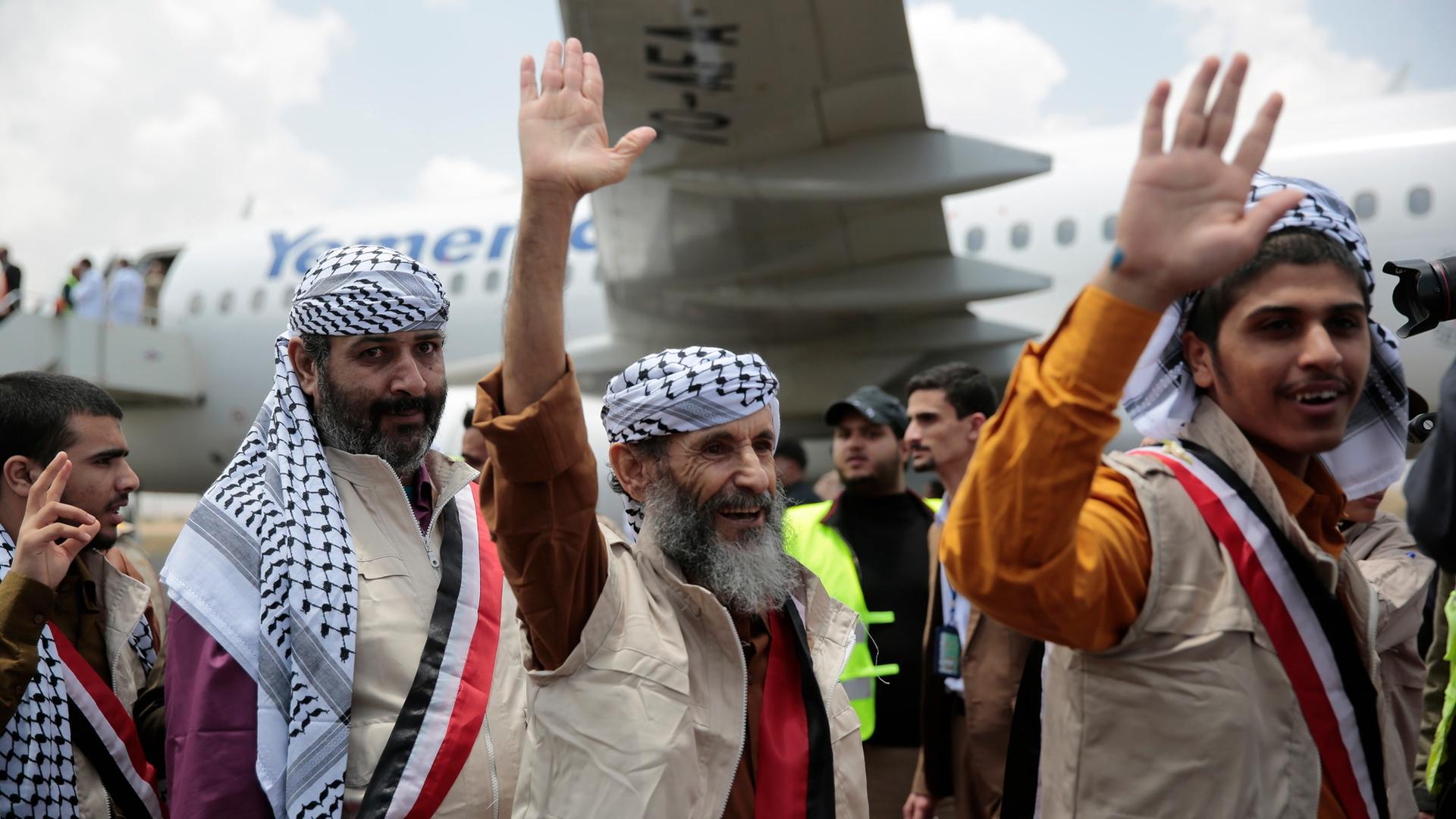  Huthi-Gefangene winken, während sie am Flughafen von Sanaa ankommen (Archivbild von 2023) | dpa