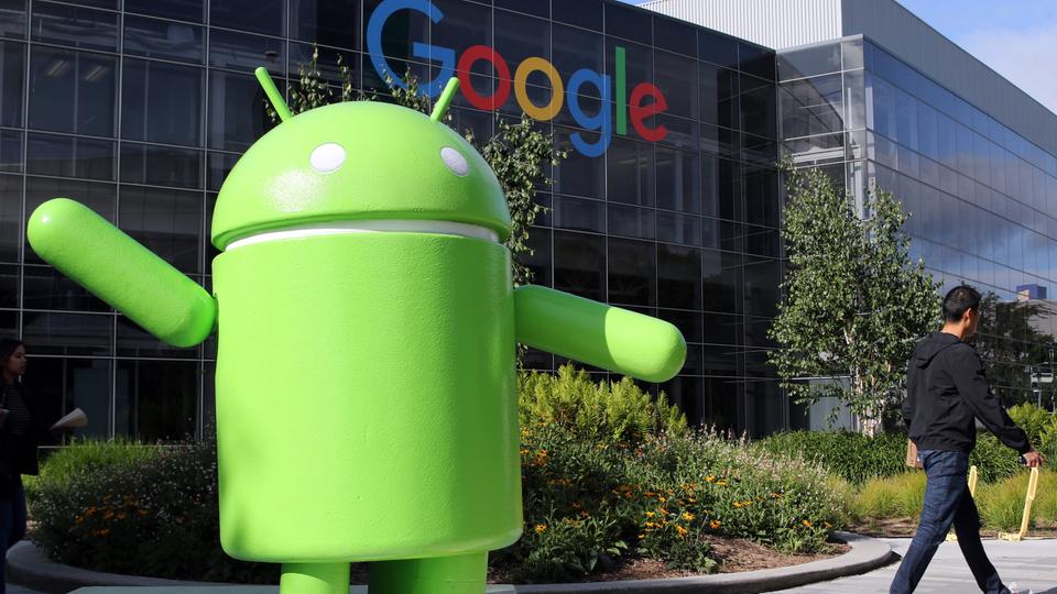 Ohne frühen Zugang zu neuen Android-Versionen hätte Huawei einen Wettbewerbsnachteil. | dpa Eine übergroße Android-Figur steht auf dem Firmencampus von Google im kalifornischen Mountain View.