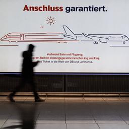 Passagier läuft am Flughafen Frankfurt an Anzeigetafel vorbei