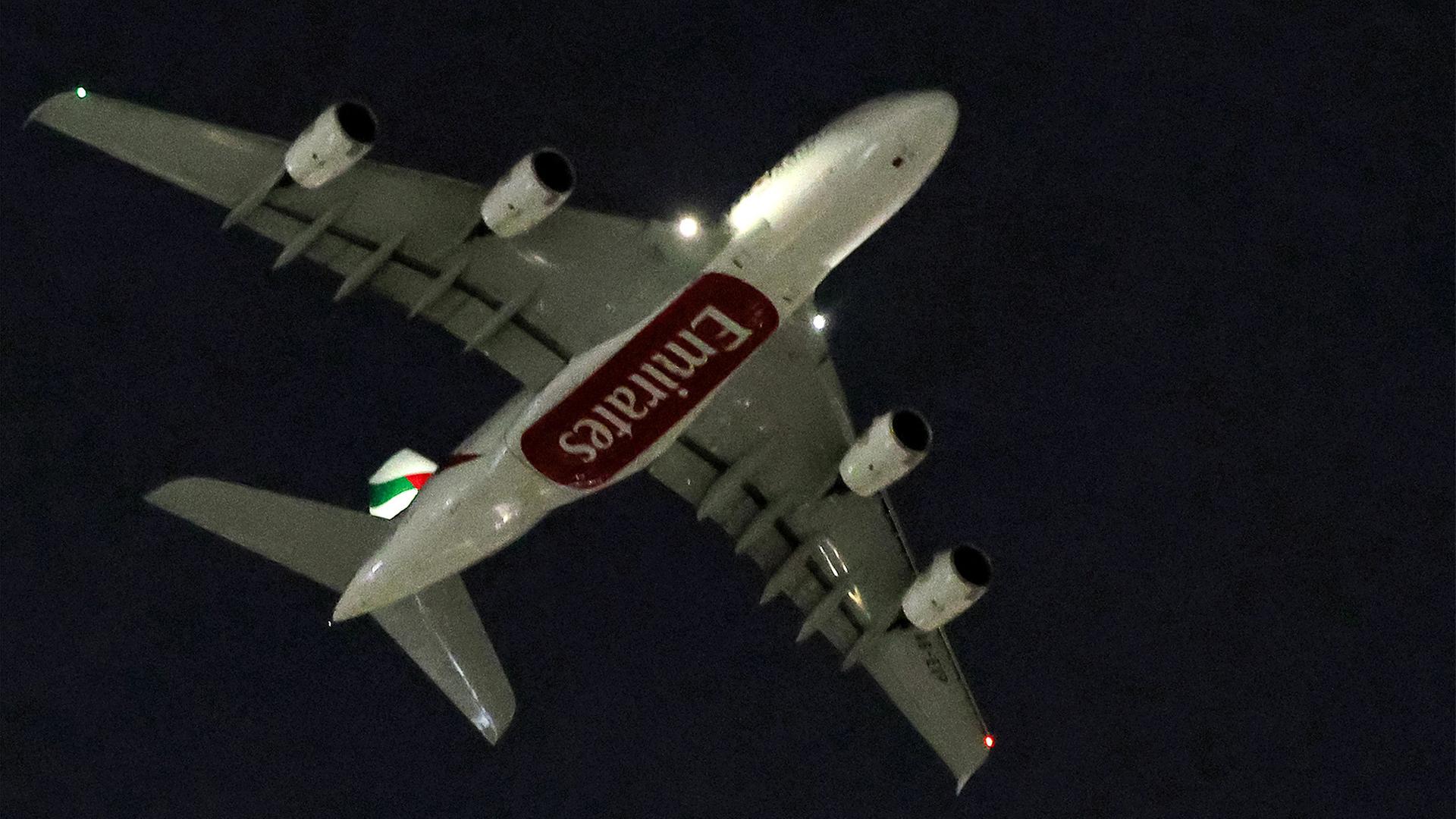 Ein Passagierflugzeug von Emirates startet am 2. MÃ¤rz 2026 vom Dubai International Airport in Dubai. | Fadel SENNA / AFP