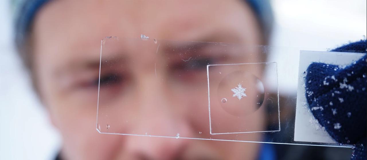 Thomas Hoffmann begutachtet eine konservierte Schneeflocke.