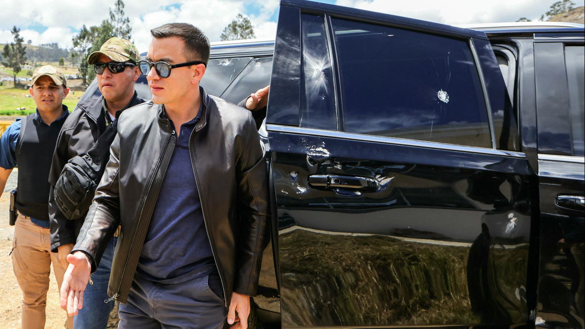 Daniel Noboa steigt aus einem beschädigten Fahrzeug. | AFP PHOTO/ECUADORIAN PRESIDENCY