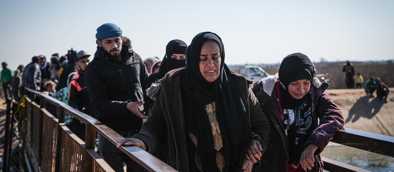 Syrische Zivilisten überqueren eine Brücke in der Nähe des Dorfes Rasem al-Harmal al-Imam auf ihrer Flucht östlich von Aleppo.