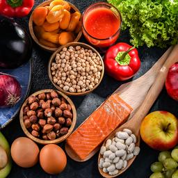 Obst, Gemüse, Fisch und Hülsenfrüchte liegen auf einem Tisch.