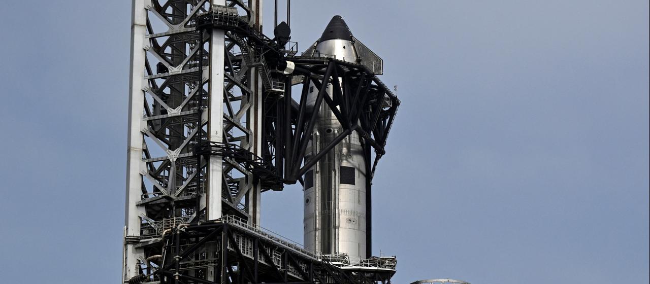 Eine Starship-Rakete von SpaceX wird für einen Testflug vorbereitet.
