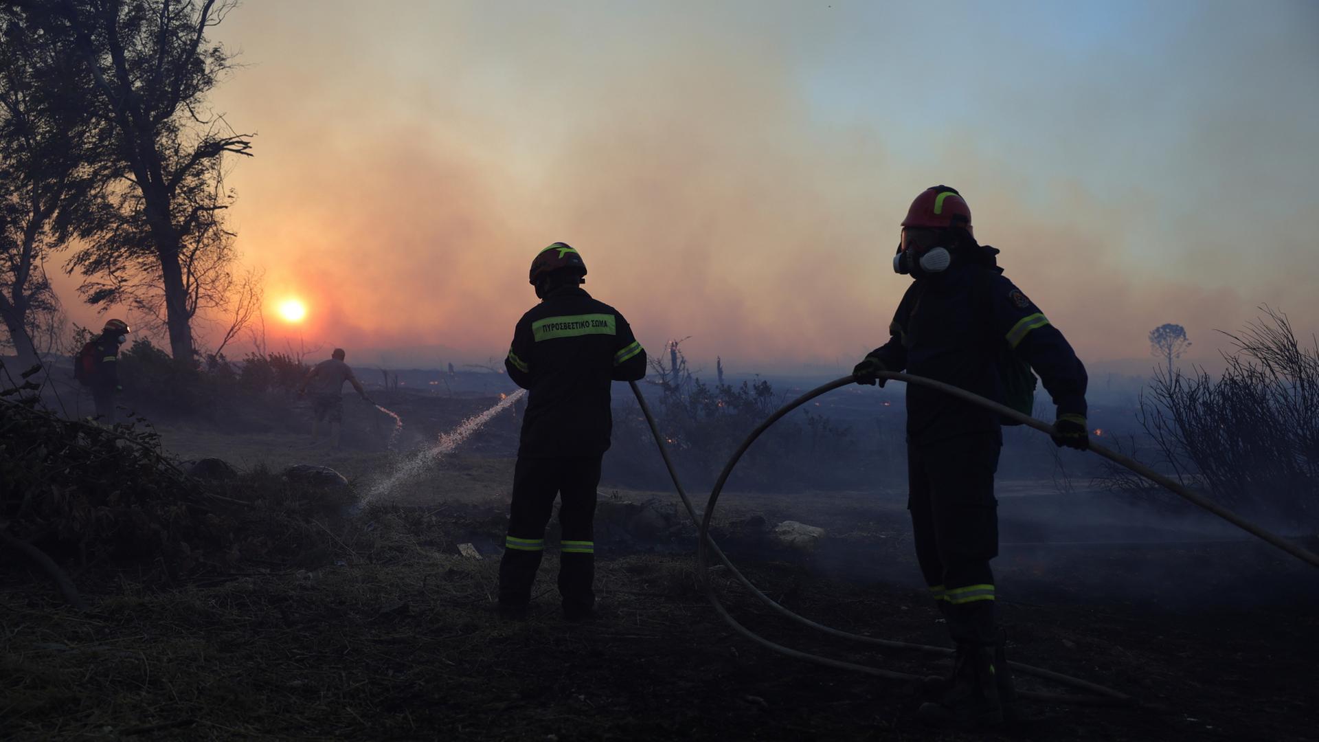 Feuerwehrleute versuchen, einen Flächenbrand im nordwestlichen Vorort Kryoneri zu löschen. | dpa