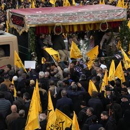 Zahlreiche Menschen begleiten den Sarg von General Mussawi zu einem Schrein in Teheran.