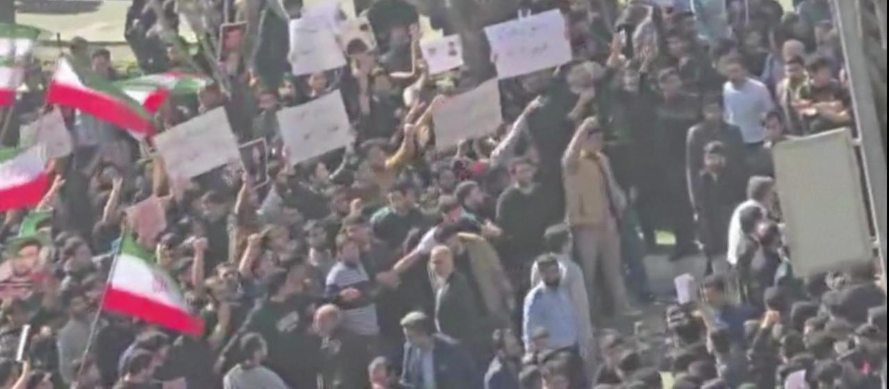 An einer Universität in Teheran stoßen Regime-Anhänger mit Protestierenden zusammen.