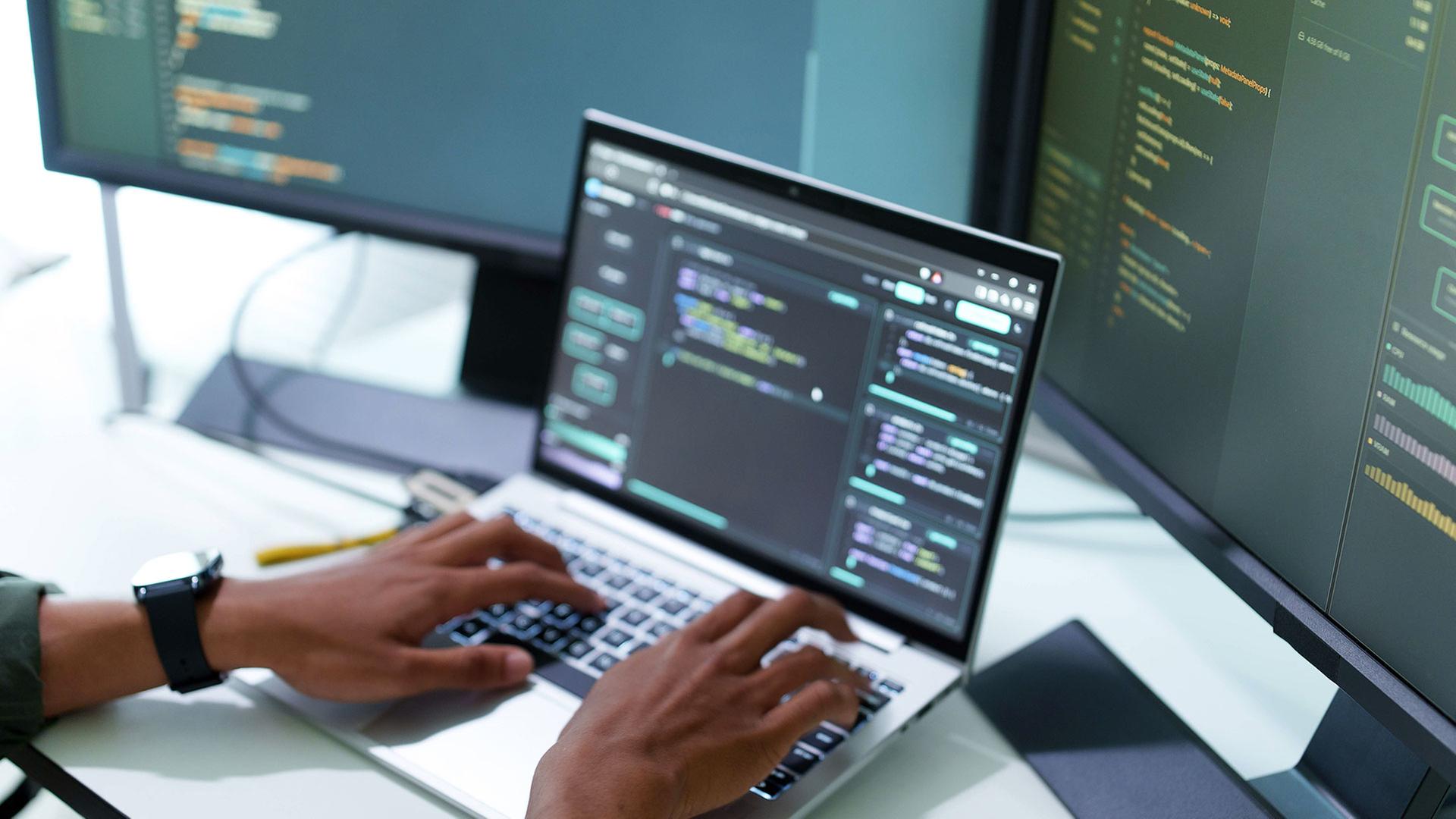 Eine Person tippt auf einem Laptop | imago/Cavan Images