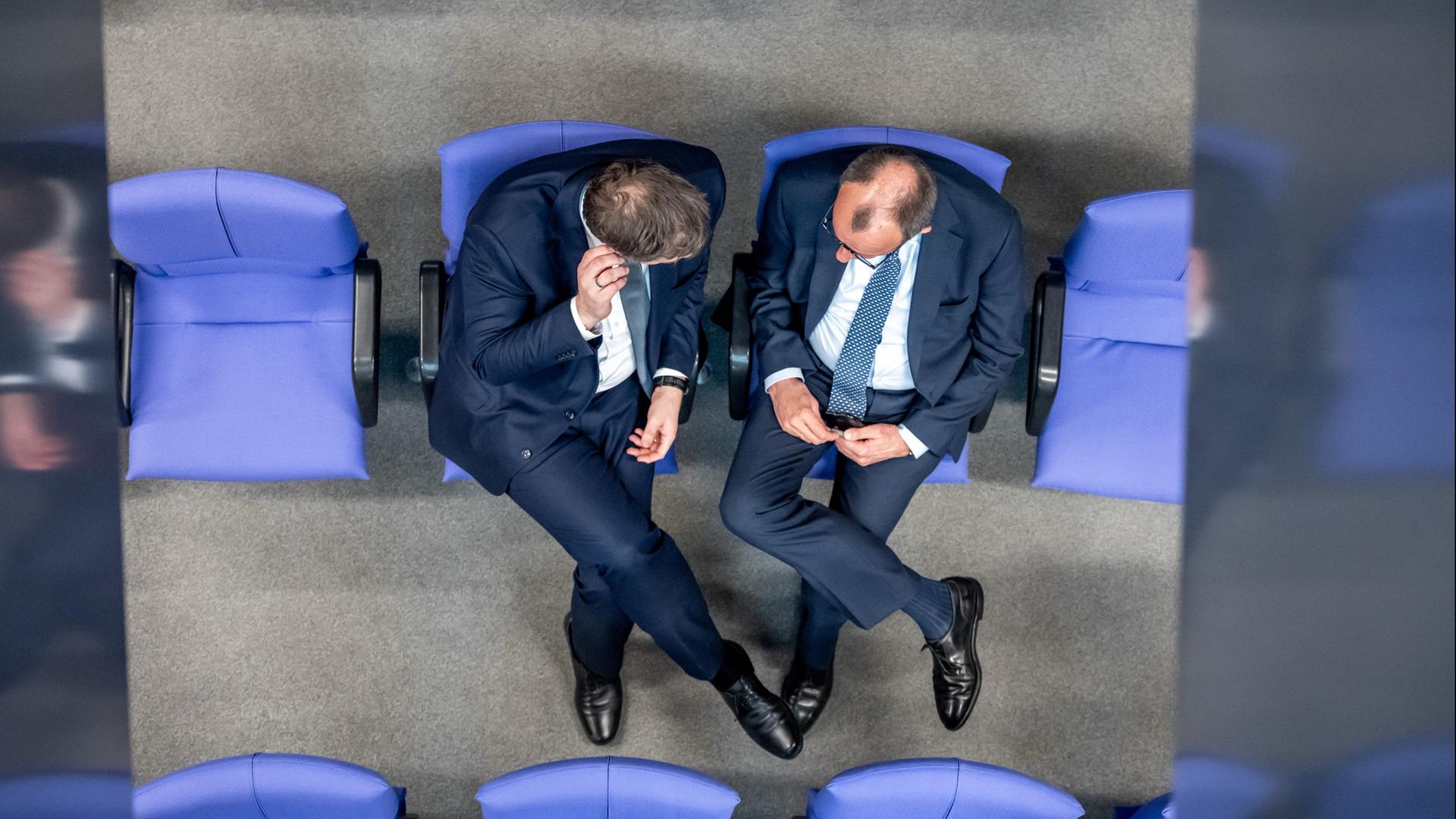Friedrich Merz und Lars Klingbeil im Bundestag (Archivbild). | dpa