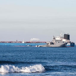 Der Öltanker "Grinch" ist vor der Küste von Martigues nahe dem Hafen von Marseille-Fos zu sehen, während er von der französischen Marine überwacht wird.