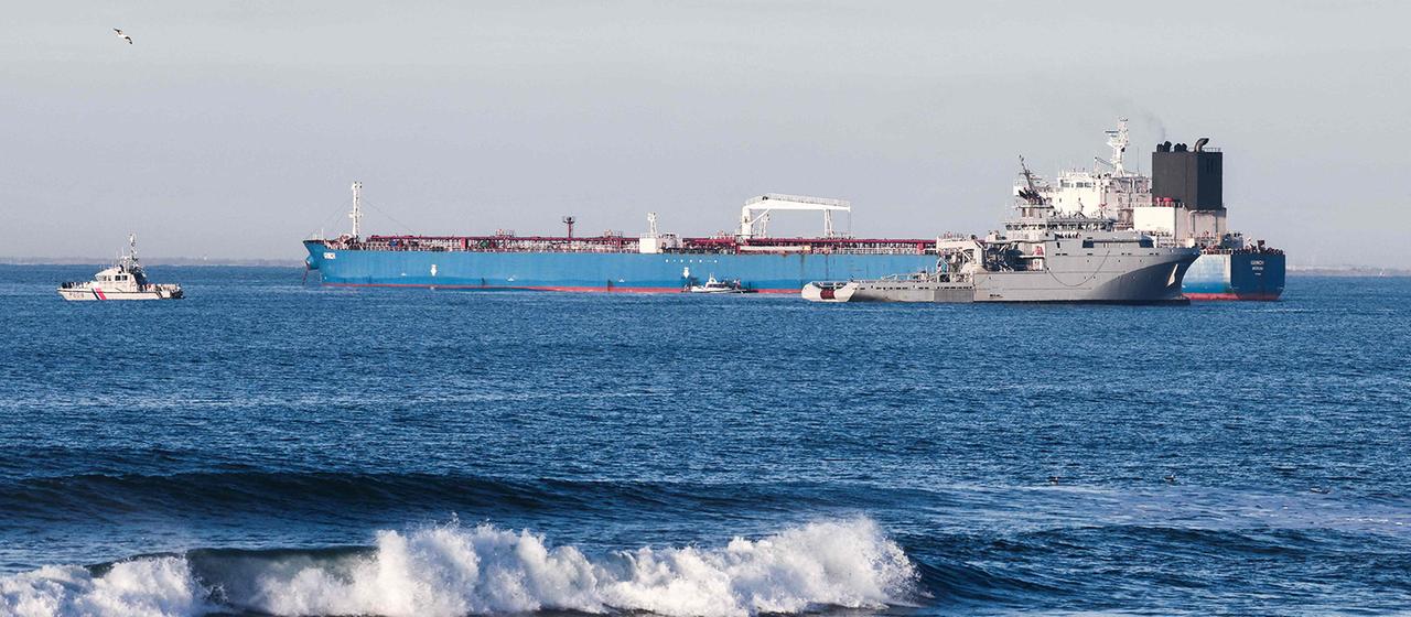 Der Öltanker "Grinch" ist vor der Küste von Martigues nahe dem Hafen von Marseille-Fos zu sehen, während er von der französischen Marine überwacht wird.