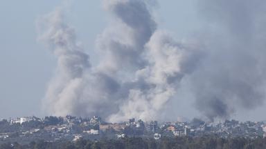 Rauch steigt über dem Flüchtlingslager Al-Bureidsch im zentralen Gazastreifen nach dem Beschuss der israelischen Armee auf.